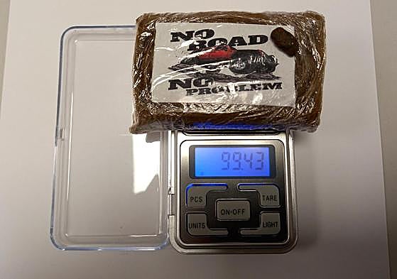 Hachís incautado por los agentes tras el registro del vehículo.