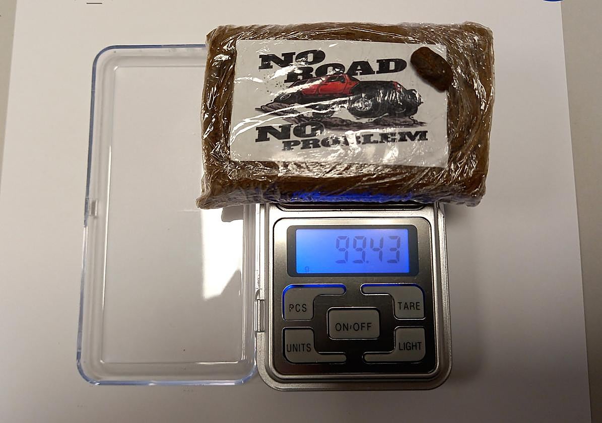 Hachís incautado por los agentes tras el registro del vehículo.