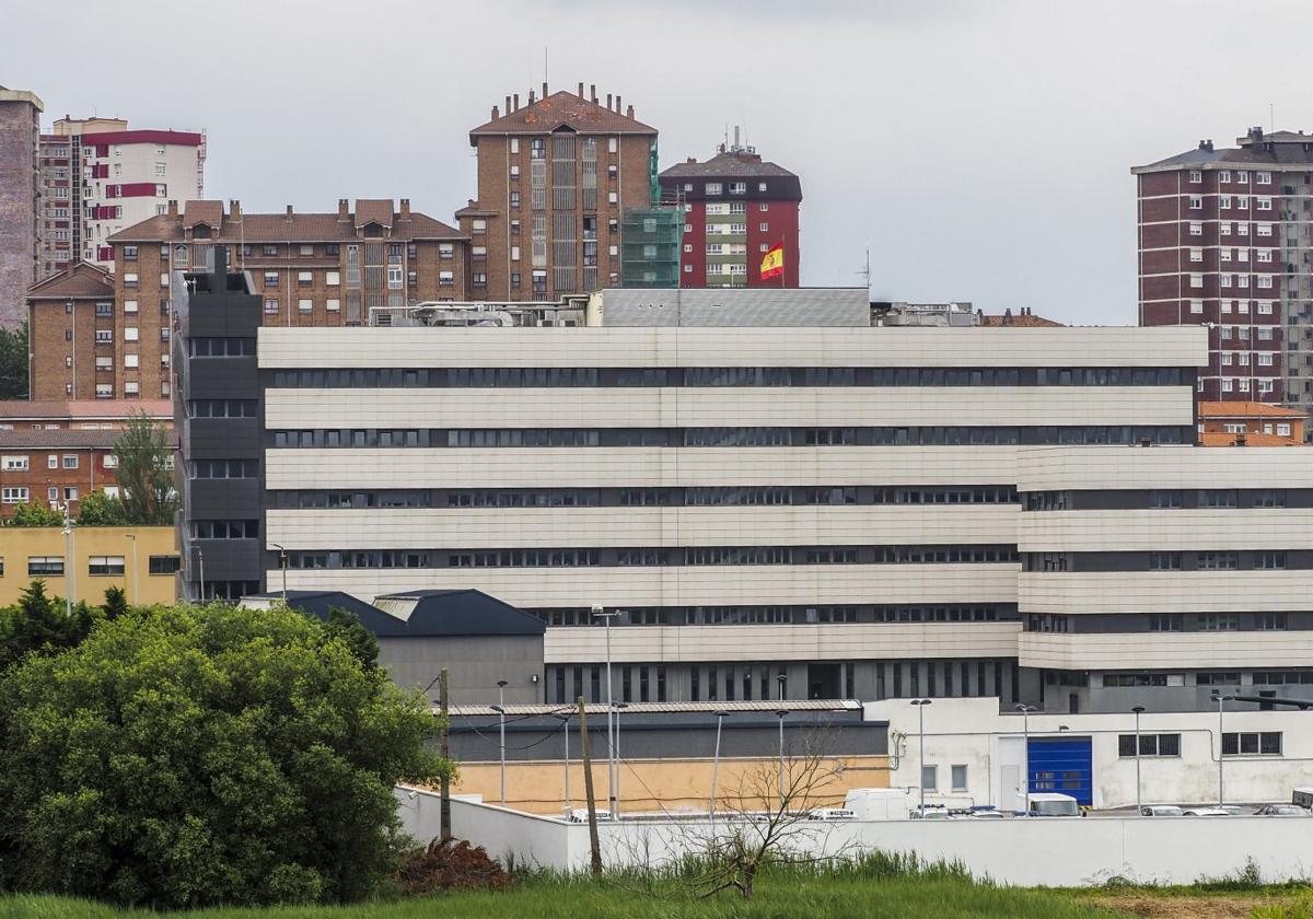 La Jefatura de la Policía Nacional, en La Albericia, donde están instalando un repetidor para las emisoras de la Policía Local de Santander.