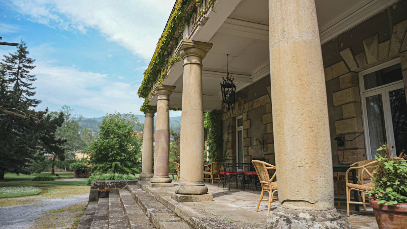 Columnas del porche del palacete.