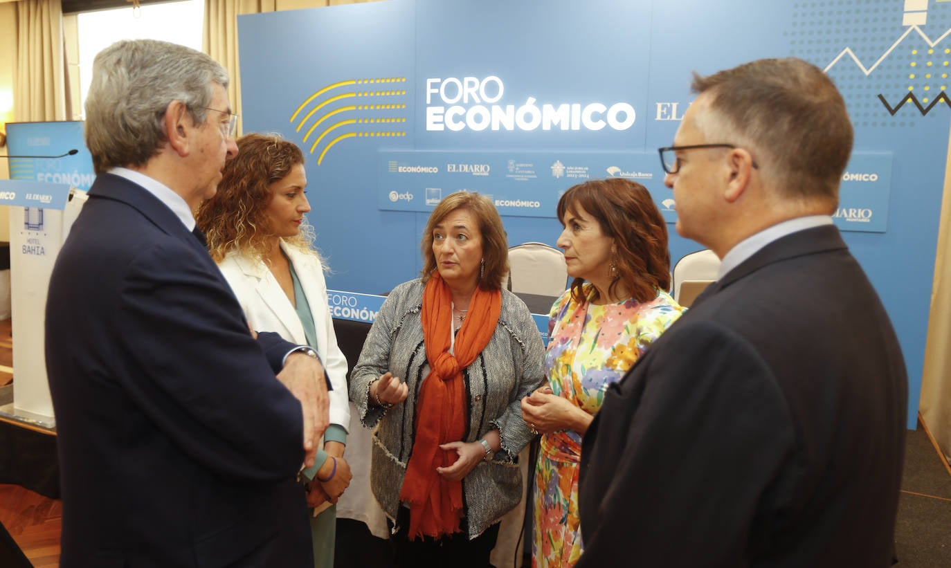 La ponente Cristina Herrero, charla al inicio del foro con la Delegada de Gobierno, Ainoa Quiñones, y la consejera de Economía Ana Belén Álvarez, el presidente de El Diario, Luis Revenga y el director de El Diario Montañés, Iñigo Noriega.