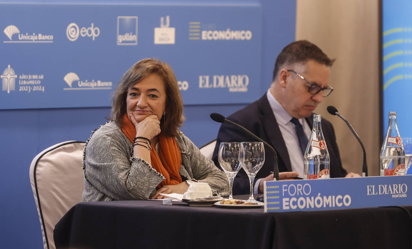 La invitada Cristina Herrero, presidenta de Airef, y el director de El Diario Montañés, Íñigo Noriega, moderador del debate.