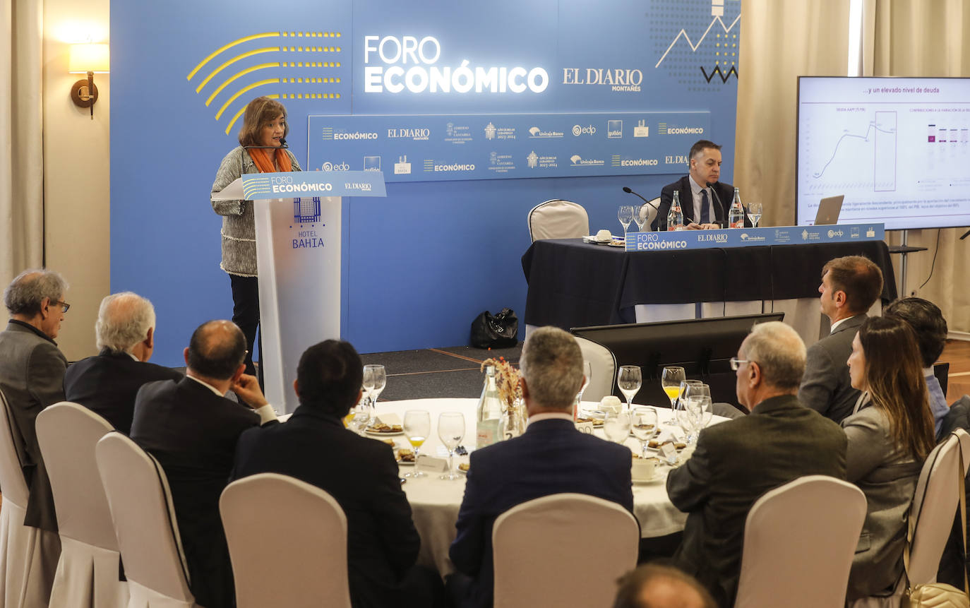 Cristina Herrero, presidenta de Airef, en la conferencia del foro económico celebrado en el Hotel Bahía.