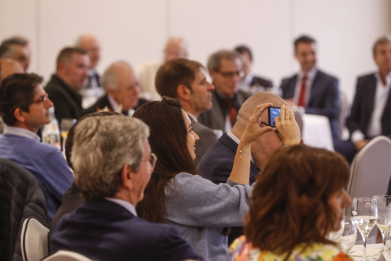 El inicio de la conferencia del foro económico, que se celebra en torno a un desayuno en el Hotel Bahía.