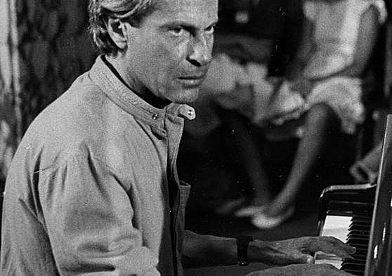 El músico santanderino Juan Carlos Calderón durante una actuación.