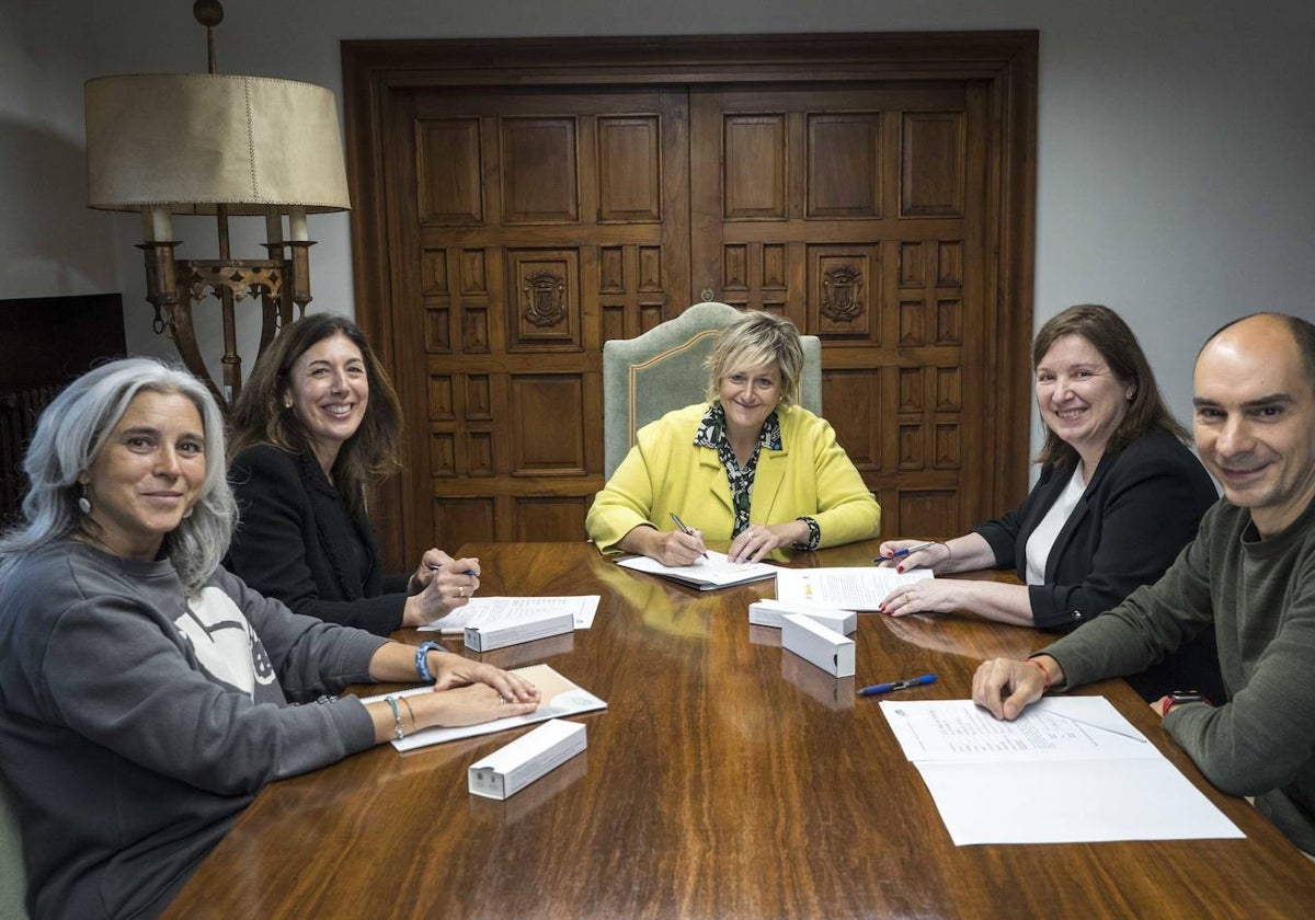 La alcaldesa de Camargo, Esther Bolado, ha rubricado el acuerdo junto a la subjefa provincial de Tráfico, Nuria Colsa, la directora del centro educativo, Paz Fernández, un representante de la DGT, Iván Sisniaga y la profesora de biología, Alejandra Gómez.