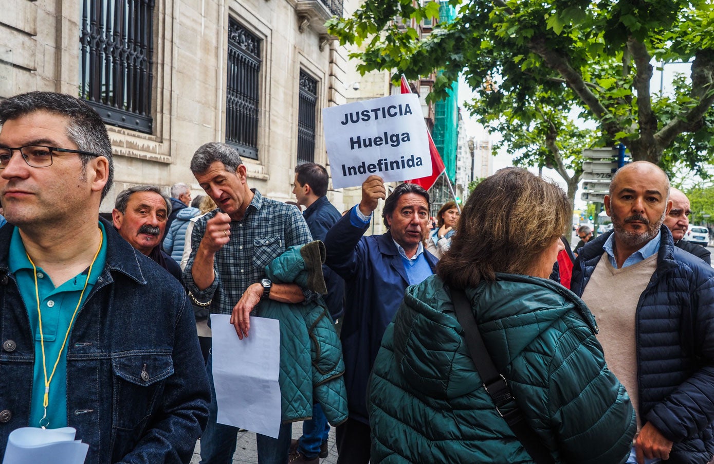 Algunos asistentes a la concentración frente a la Delegación de Hacienda en Cantabria.