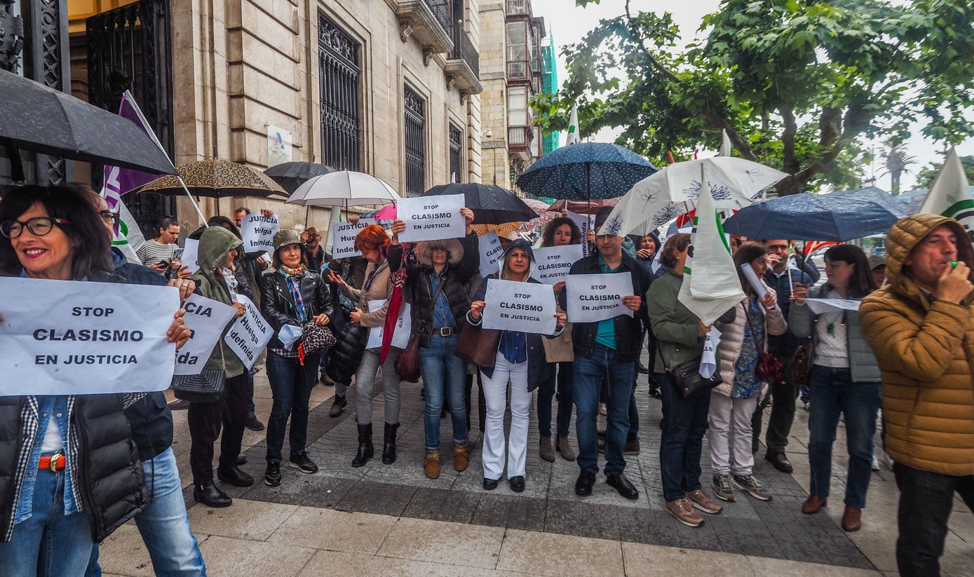 La lluvia no frenó a los manifestantes.