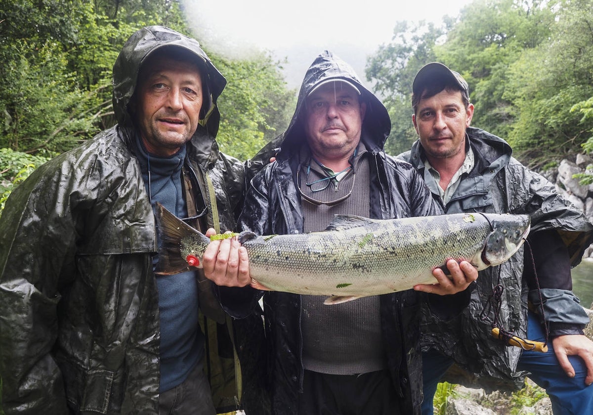 Fernando López, vecino de Vioño de Piélagos, con el salmón que ha pescado este martes.