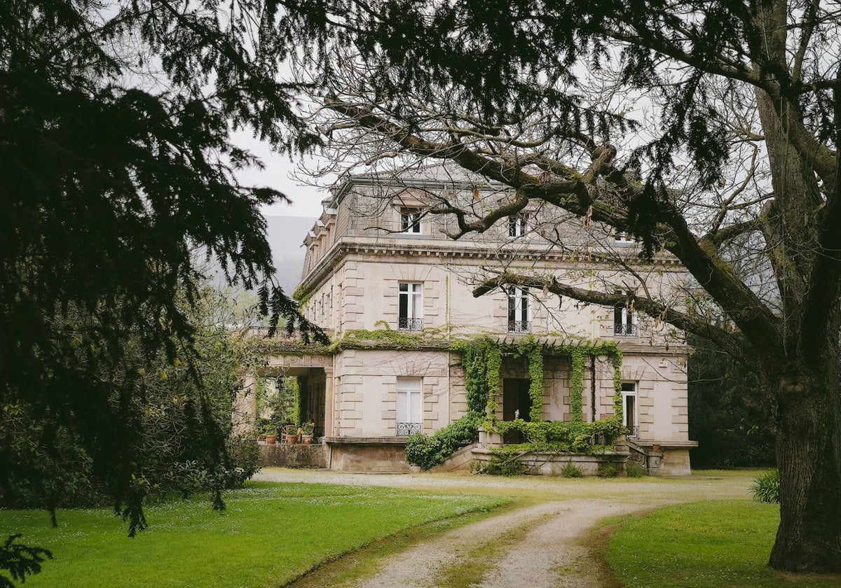 Jardín y palacete de la finca 'El Pinón', en los Corrales de Buelna.