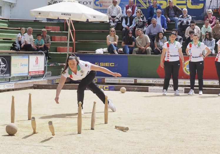 Bolística. La partida femenina solo ha cedido un empate ylo ha hecho tras dominar ese duelo por un margen de tres chicos