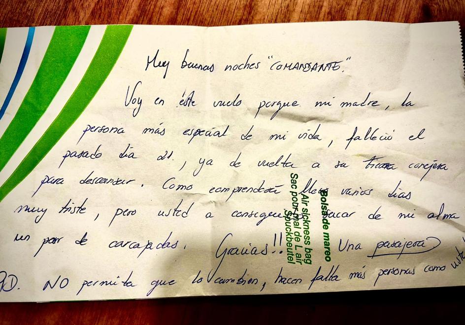 Uno de los últimos mensajes que han dejado al comandante dentro del avión.