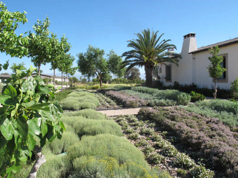 Jardín diseñado en una finca de Toledo.