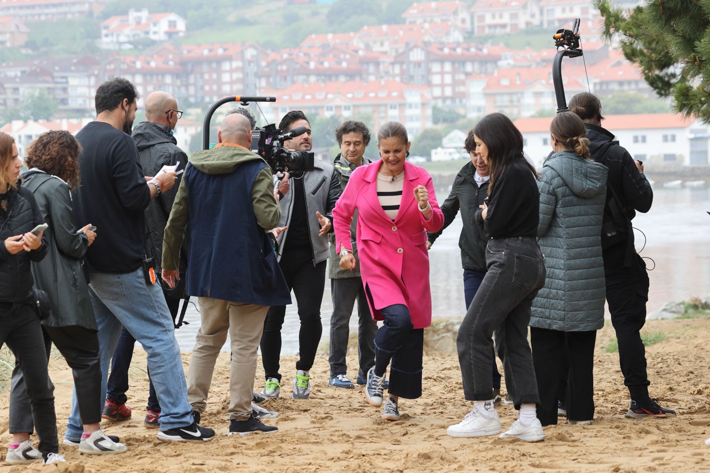 Samantha Vallejo-Nágera, Jordi Cruz y Pepe Rodríguez, junto a Bustamante y parte del equipo en la playa de El Tostadero.