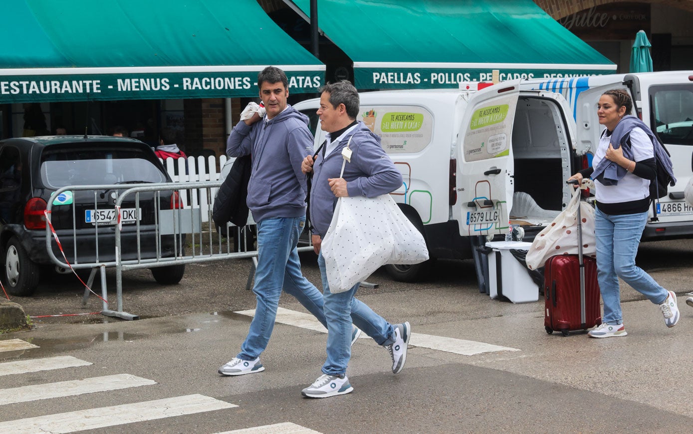 Jesulín de Ubrique y el actor Jorge Sanz caminando junto a Toñi Moreno por la Avenida Francisco Giner de los Ríos de San Vicente. Todos iban uniformados con ropa de Ecoalf.