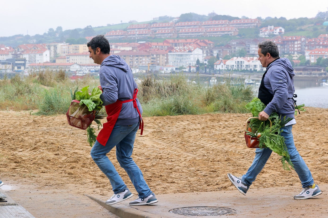 Jesulín y Jorge Sanz llevando los alimentos al set de rodaje.