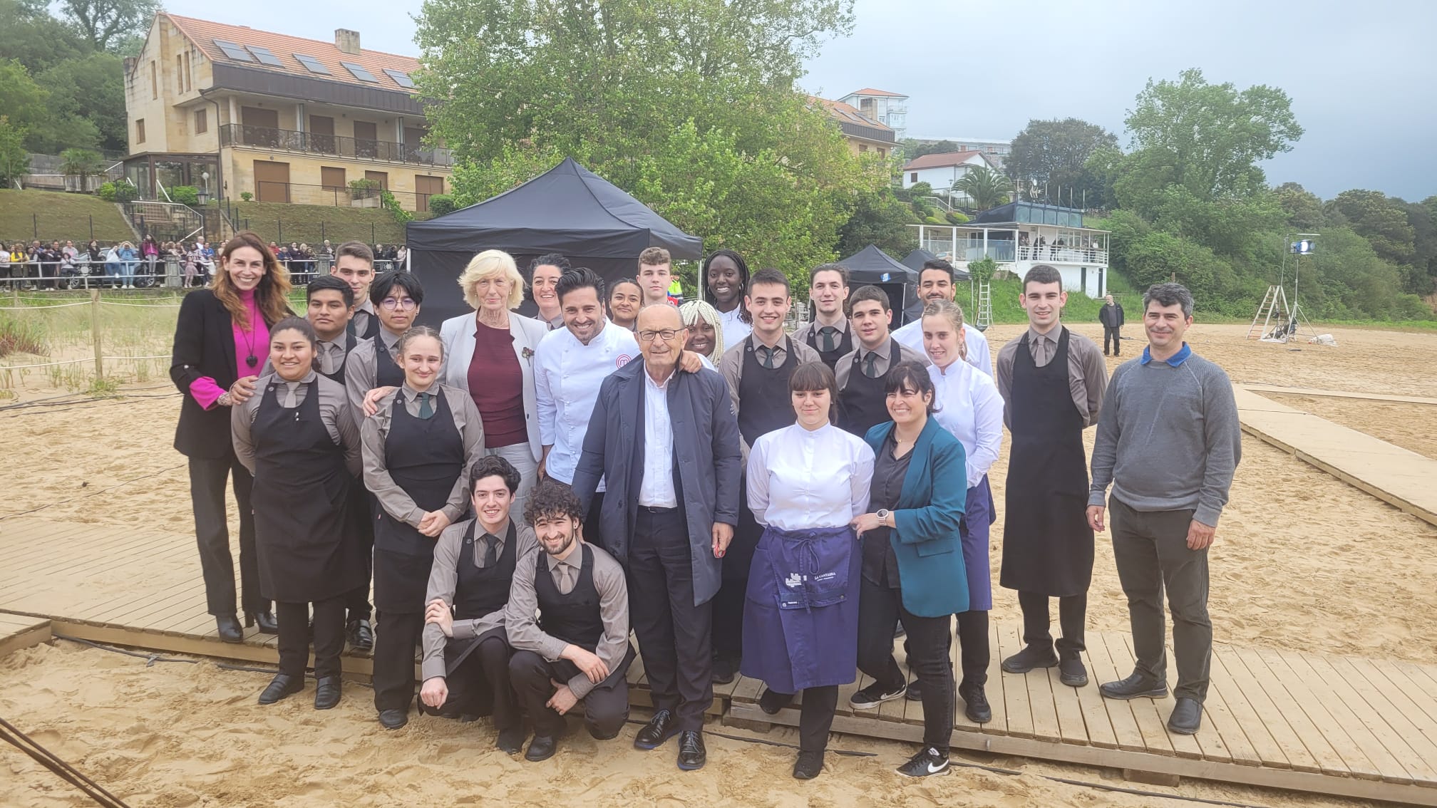 Las autoridades cántabras que han participado en la grabación junto a los alumnos de la Escuela de Hostelería de Peñacastillo que han servido la comida elaborada por los concursantes. Entre ellos, el artista David Bustamante que ha ejercido de anfitrión en su pueblo natal.