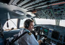 El comandante cántabro Sergio Pila, en la cabina de uno de los aviones de Binter Canarias.