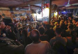 Bar Canela. Jesús Marco de Lucas, en plena charla 'El misterio de nuestra memoria' en un bar Canela abarrotad