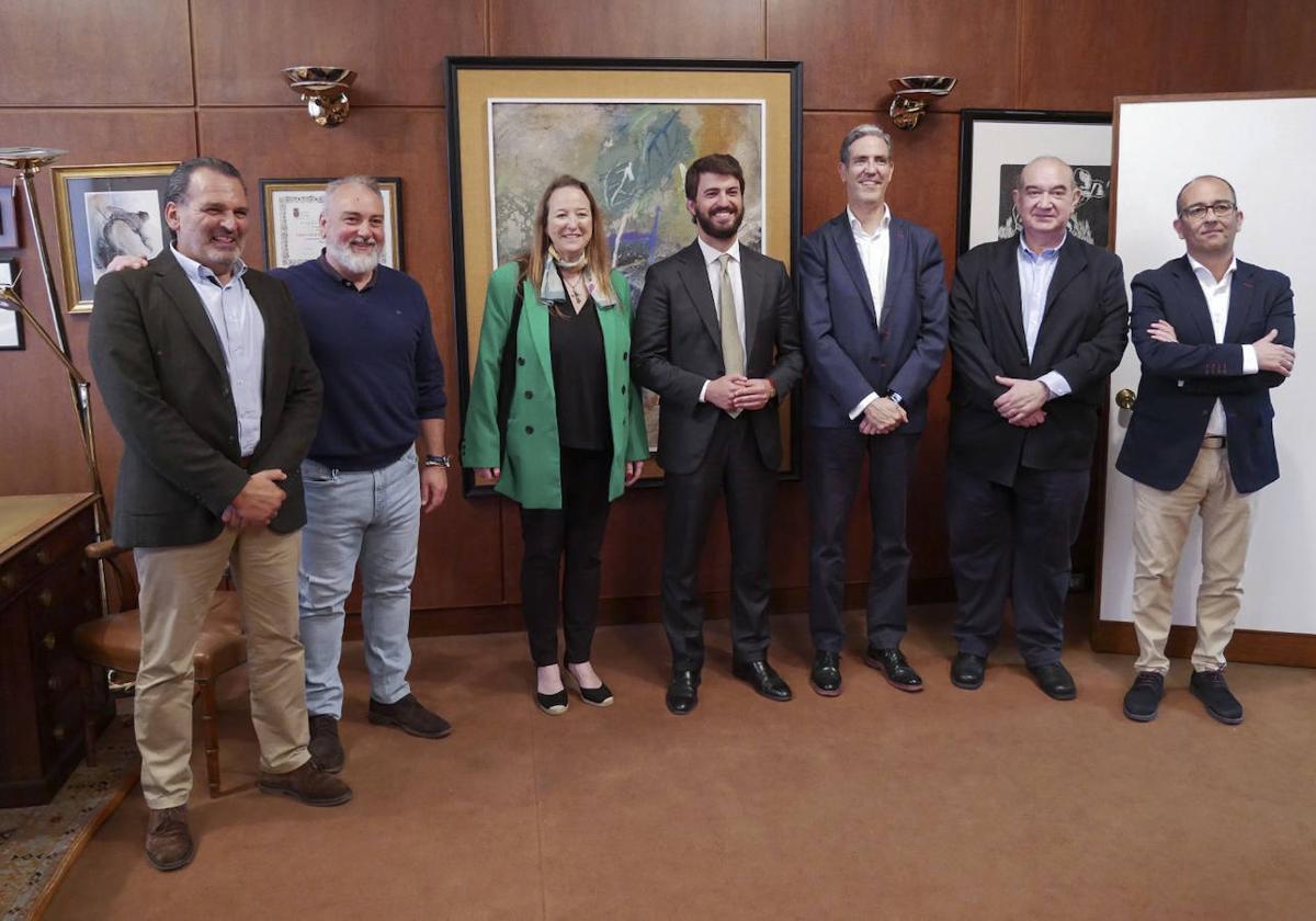 García-Gallardo, en el centro, junto a dirigentes de Vox en Torrelavega y miembros de la Cámara de Comercio a la que hizo una visita institucional.