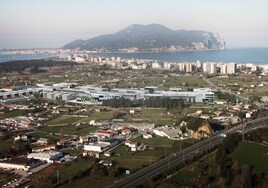 Fotomontaje sobre una imagen real del entorno donde está previsto que se acometa el Parque Empresarial de Laredo, en las inmediaciones del actual Polígono Industrial de La Pesquera.