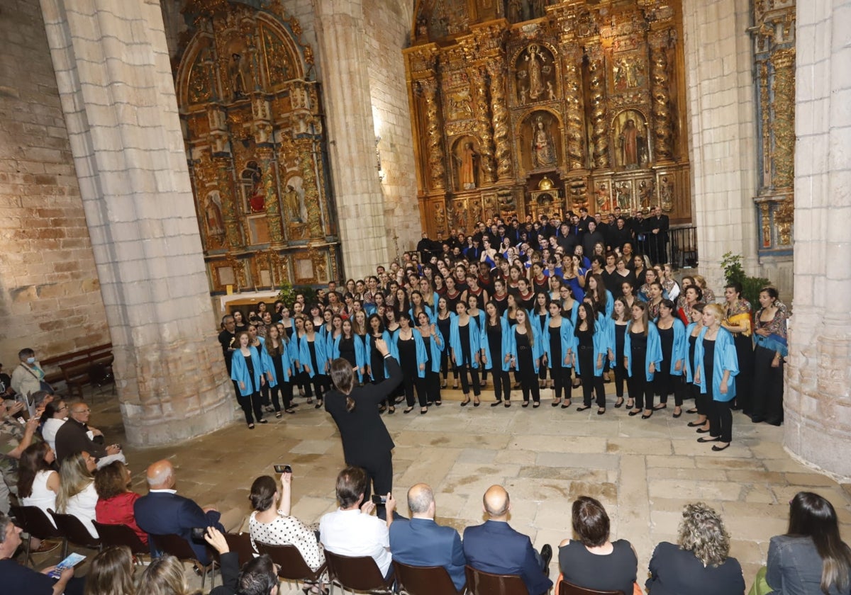 Clausura de la última edición del Certamen con los seis coros participantes.