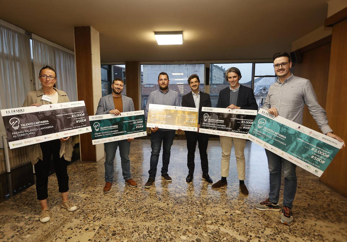 De izquierda a derecha. Beatriz Díez, que recogió el premio en nombre de Carlos y David de Nosolorutas; Diego Tuccillo de Deduce Data Solutions; Andrés Sainz y Óscar Ruiz, de Tecan; Álvaro Hernández, que acudió en representación de Carlos Luna de Boreal Artik; y Sergio Pesquera, de Siali.