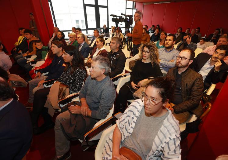 El público asistente llenó el salón de actos de la Cámara de Torrelavega.