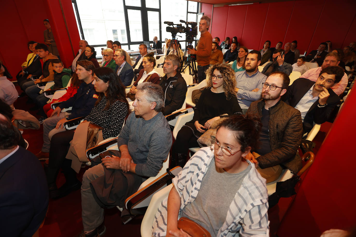 El salón de actos de la Cámara de Comercio de Torrelavega se llenó para la final de Talento Cantabria.