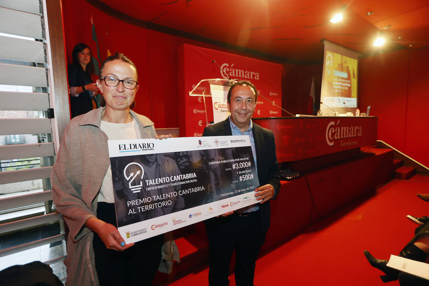 Carlos Fernández, director comercial de El Diario Montañés, entregó a Beatriz Díez, en representación de Carlos García y David Gutiérrez de Nosolorutas, el premio Talento Cantabria al territorio.