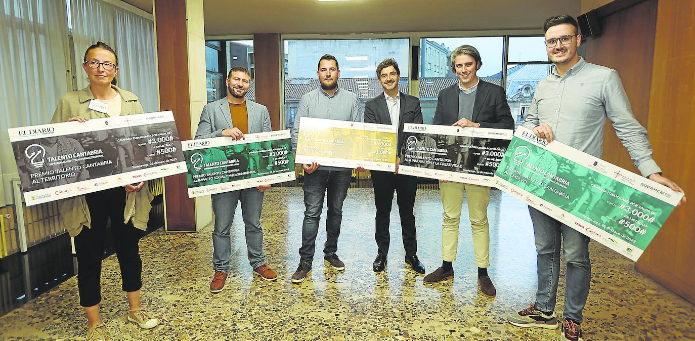 De izquierda a derecha. Beatriz Díez, que recogió el premio en nombre de Carlos y David de Nosolorutas; Diego Tuccillo de Deduce Data Solutions; Andrés Sainz y Óscar Ruiz, de Tecan; Álvaro Hernández, que acudió en representación de Carlos Luna de Boreal Artik; y Sergio Pesquera, de Siali.