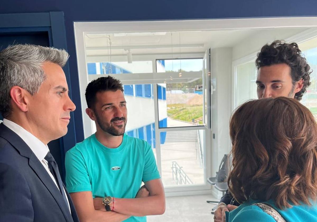 El vicepresidente Zuloaga y la consejera Álvarez, durante su visita a las instalaciones de Madrid, donde colabora David Villa.