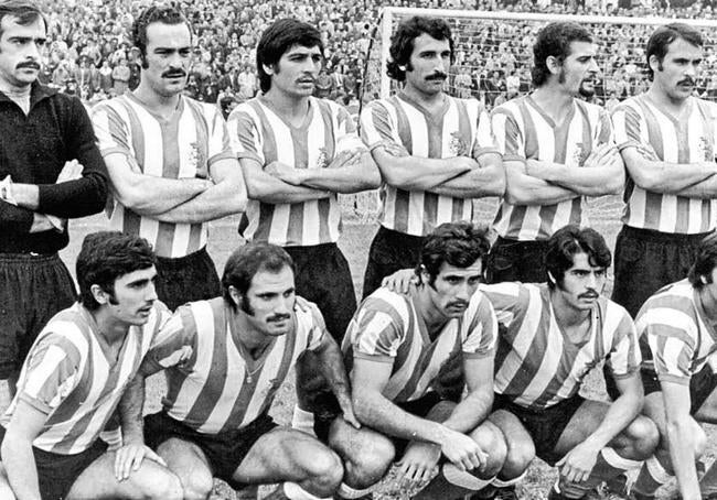 Plantilla histórica. En un once de esa temporada, Santamaría, De la Fuente, Chinchón, Espíldora, Sistiaga, Santi; agachados, Sebas, Barba, Aitor Aguirre, Pedro Amado y Arrieta.