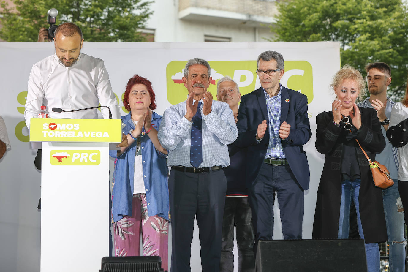 Miguel Ángel Revilla acudió a Torrelavega junto a Javier López Estrada para el final de campaña