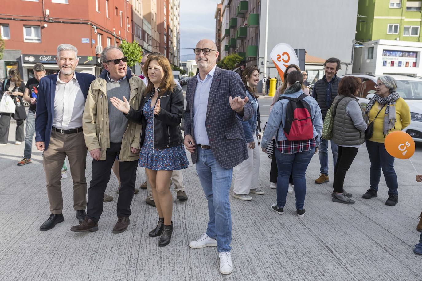 Javier Ceruti y Félix Álvarez eligieron para cerrar la campaña un espacio junto las vías del tren como símbolo y en defensa del interés general del barrio de Castila Hermida en su lucha por un urbanismo razonable