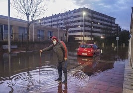 Un vecino del barrio de Nueva Montaña durante las inundaciones de diciembre de 2020