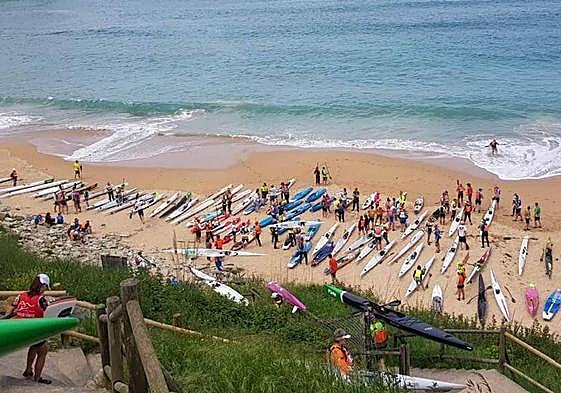 Decenas de participantes en la salida de la prueba el pasado año.