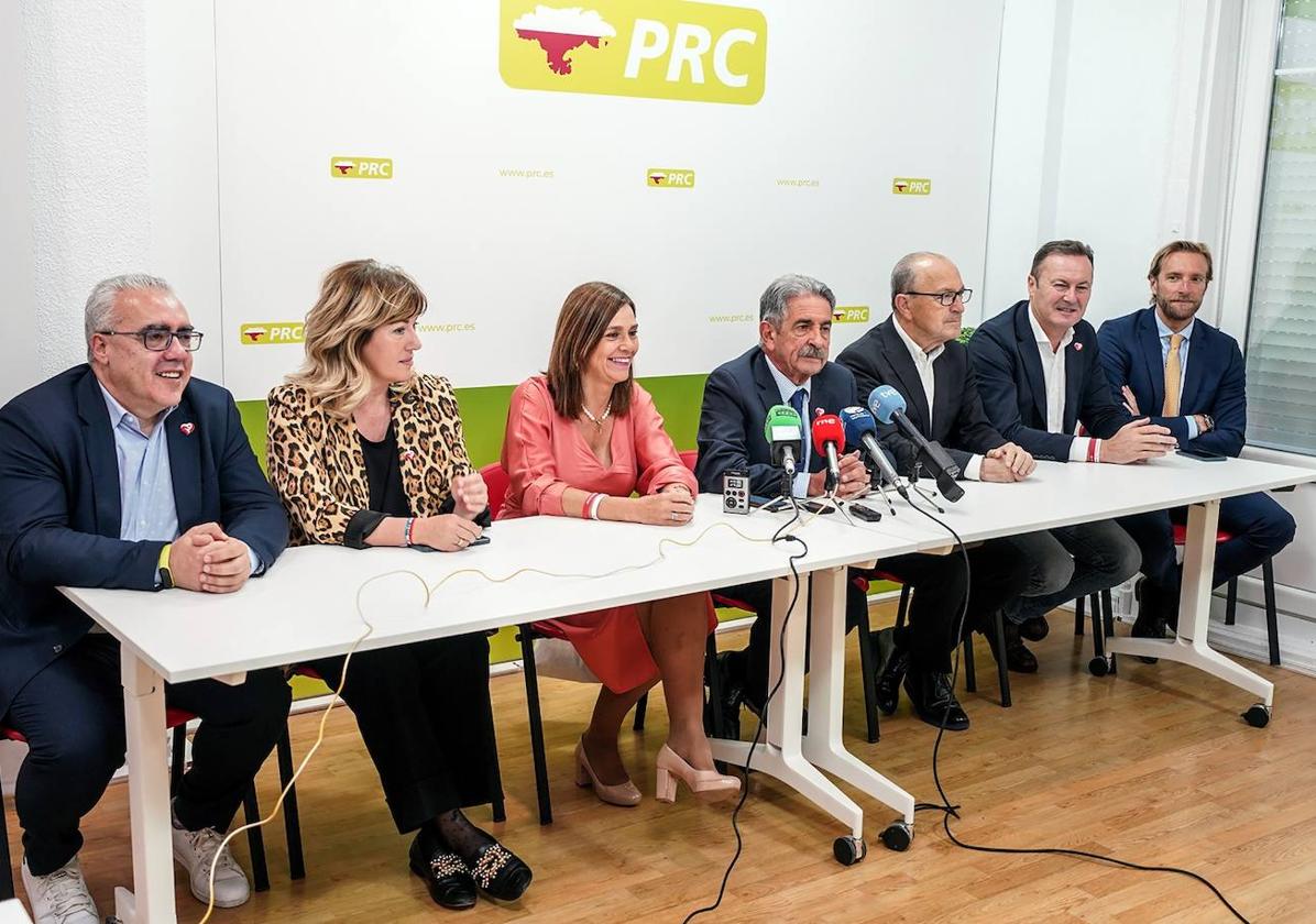 Revilla hoy en rueda de prensa con los principales miembros del partido y su Gobierno