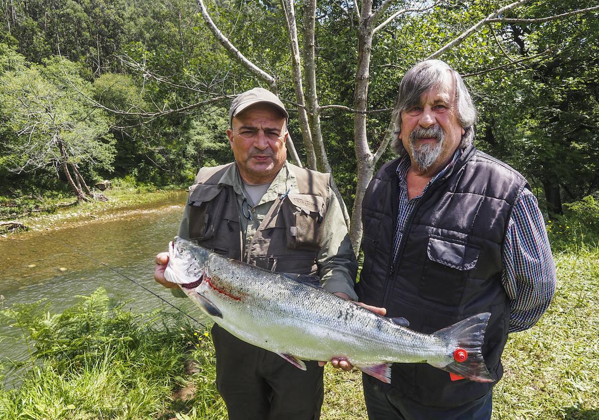 El asturiano Arturo Suárez con el salmón que ha pescado este viernes.