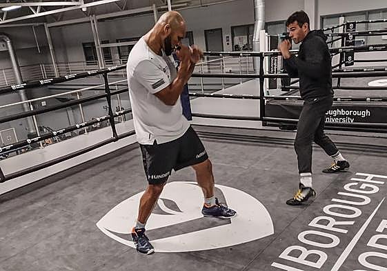 Sergio García (derecha) practica sobre uno de los cuadriláteros de las extensas instalaciones en la Universidad de Loughborough con Fraze, medalla de bronce olímpica del peso pesado y compañero de su nuevo grupo de trabajo en Inglaterra. 'El Niño' convive y comparte entrenamientos con deportistas de élite en el campus inglés, situado en el centro del Reino Unido, una especie de lugar de alto rendimiento que pone a su disposición todas las herramientas necesarias para lograr la excelencia en cada una de las disciplinas deportivas.