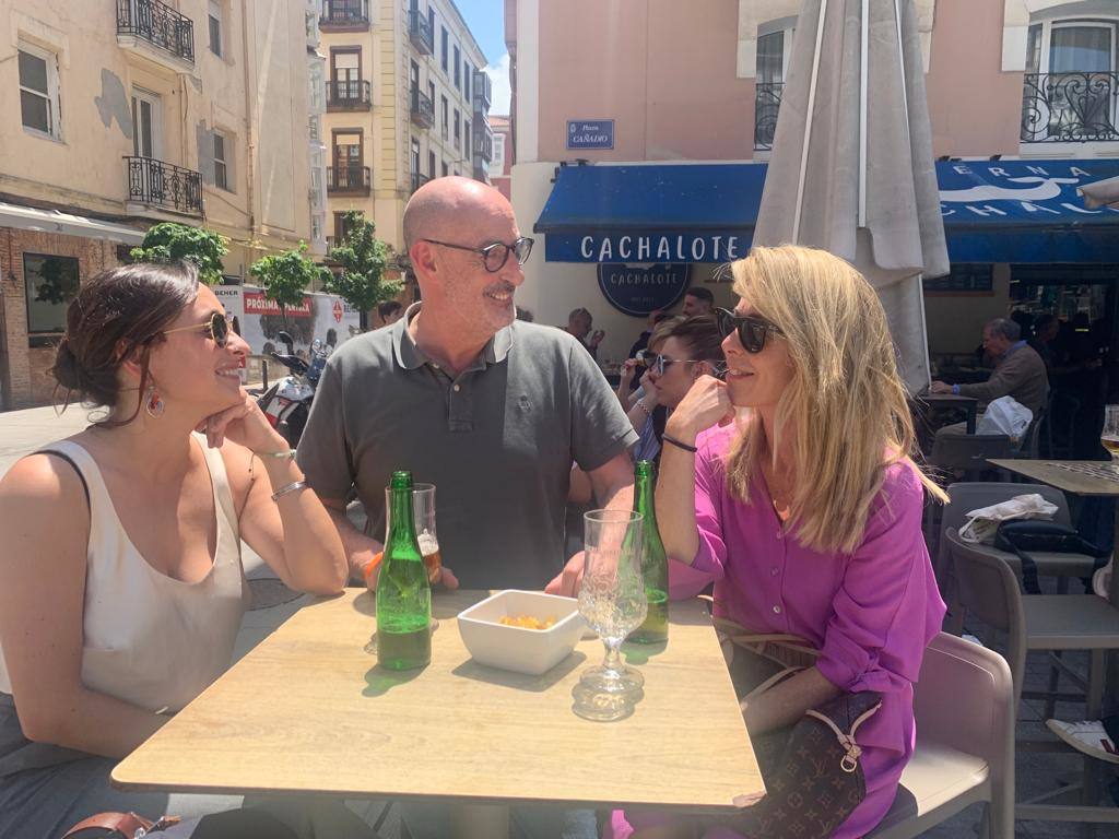 Félix Álvarez, candidato a la Presidencia de Cantabria por Ciudadanos, pasa esta jornada de reflexión en familia, descansando. Después de practicar un poco de pilates, ha celebrado su cumpleaños -que fue ayer- al sol y con los suyos. En la imagen, Álvarez disfruta junto con su mujer y su hija del aperitivo en Cañadío (Santander). 
