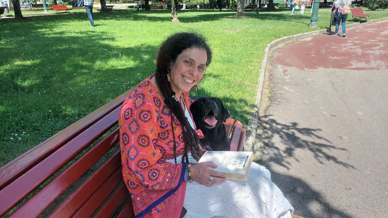 Con la familia, con amigos y amigas, «disfrutando de la naturaleza» y de la lectura. De este modo pasa la jornada de reflexión Mónica Rodero, candidata a la Presidencia de Cantabria por Podemos-Izquierda Unida. 