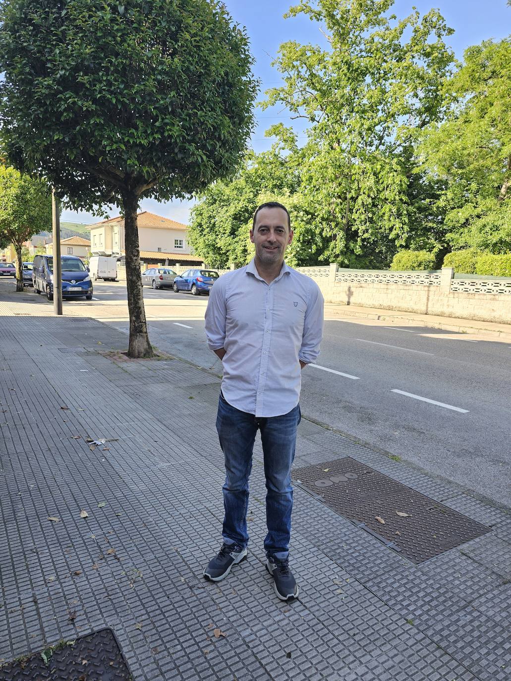 Borja Peláez, candidato de IU-Podemos a la Alcaldía de Torrelavega, está dedicando la jornada de reflexión a resolver compras y recados, y a visitar a su abuela. «Necesito descansar y desconectar de estos días, que han sido una locura», dice Peláez, que, al mismo tiempo, espera a «que llegue el momento para ver los resultados» de las elecciones. 