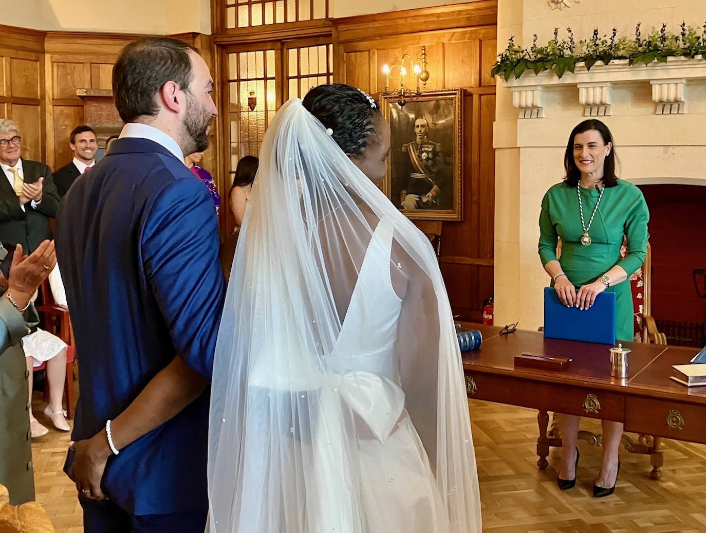  Gema Igual ha comenzado el día desayunando con un amigo en una cafetería cercana a su domicilio. A mediodía, la candidata a la Alcaldía de Santander por el PP ha acudido al Palacio de La Magdalena para casar a una pareja. Después, ha compartido una comida familiar en su casa y esta noche tiene previsto, «como todos los sábados que puede», cenar con su marido y con su hija.