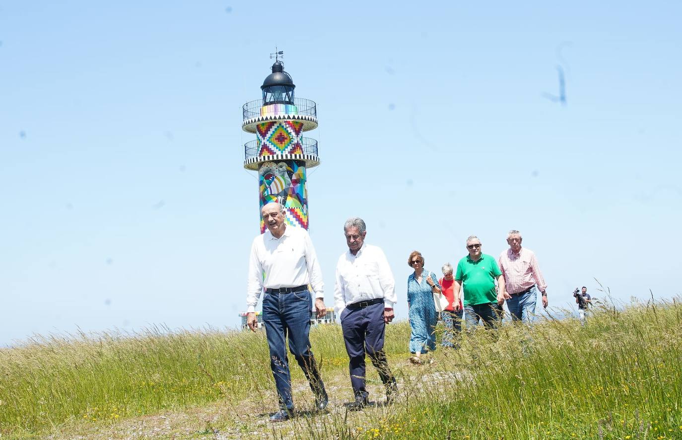 El candidato regionalista a la Presidencia Miguel Ángel Revilla está pasando la jornada de reflexión en Ajo. Allí, ha compartido mesa y mantel con José de la Hoz, exalcalde de Bareyo y aspirante regionalista en este municipio, que le ha cocinado un arroz con costilla. En la imagen, Revilla pasea junto con José María Mazón, diputado del PRC en el Congreso, por la finca del faro de Ajo, intervenido por Okuda. 