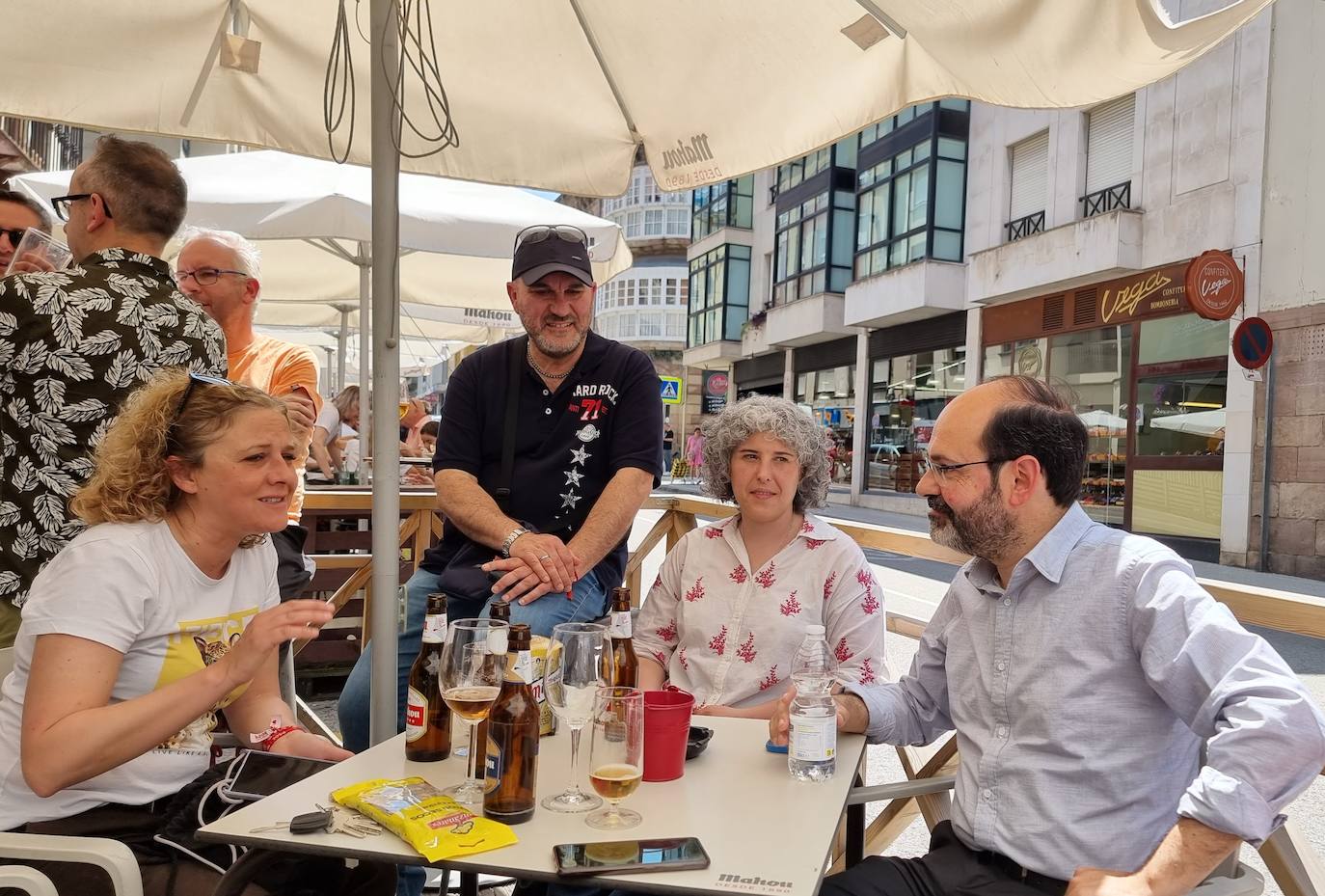 José Luis Urraca, candidato socialista a la Alcaldía de Torrelavega, aprovecha la jornada de reflexión para «descansar» y disfrutar de su ciudad «desde la tranquilidad que da la jornada de reflexión». A mediodía, ha tomado el aperitivo con unos amigos y la tarde la pasa en el Parque Manuel Barquín. Su intención es, además, acudir a las fiestas de Barreda y acabar la jornada viendo 'Duelo de titanes', el western de Burt Lancaster y Kirk Douglas. 