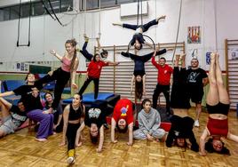 Una familia. El grupo joven de la Escuela de Circo y Teatro Físico posa en sus instalaciones del pabellón Vicente Trueba.