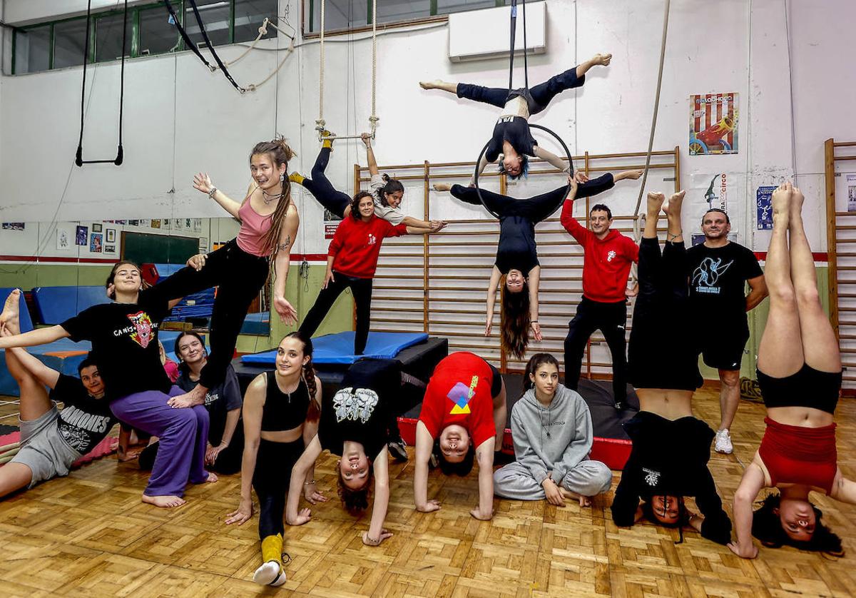 Una familia. El grupo joven de la Escuela de Circo y Teatro Físico posa en sus instalaciones del pabellón Vicente Trueba.