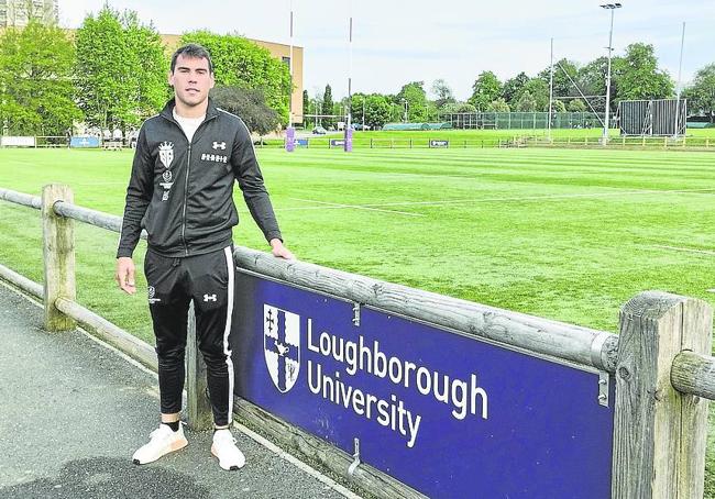 En el campus. La zona perimetral de la universidad inglesa abarca siete kilómetros cuadrados. 'El Niño' posa en la valla de uno de los muchos campos de hierba que se incluyen. En la imagen uno de rugby, pero también los hay de fútbol, hockey y cricket.