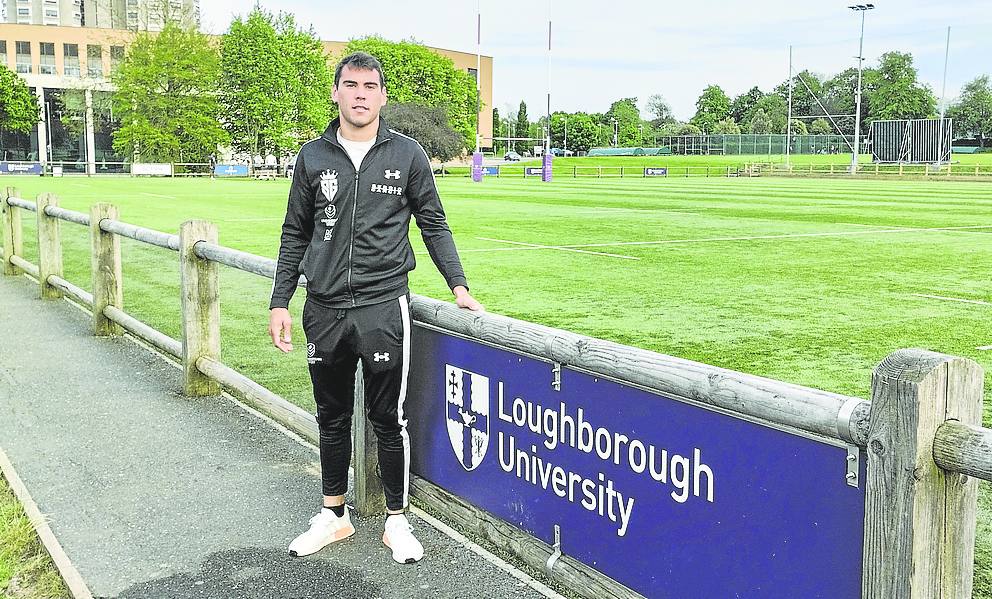 La zona perimetral de la universidad inglesa abarca siete kilómetros cuadrados. 'El Niño' posa en la valla de uno de los muchos campos de hierba que se incluyen. En la imagen uno de rugby, pero también los hay de fútbol, hockey y cricket.